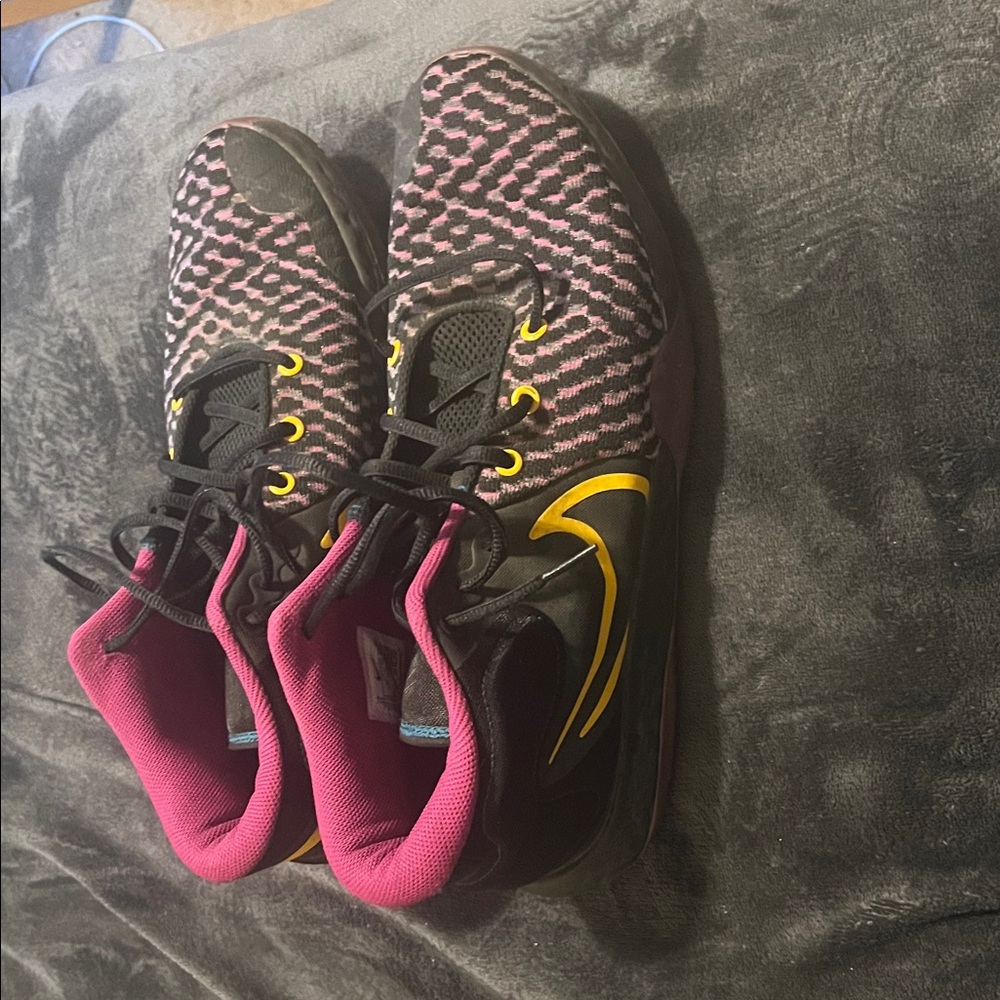 Lakers colored Nike shoes